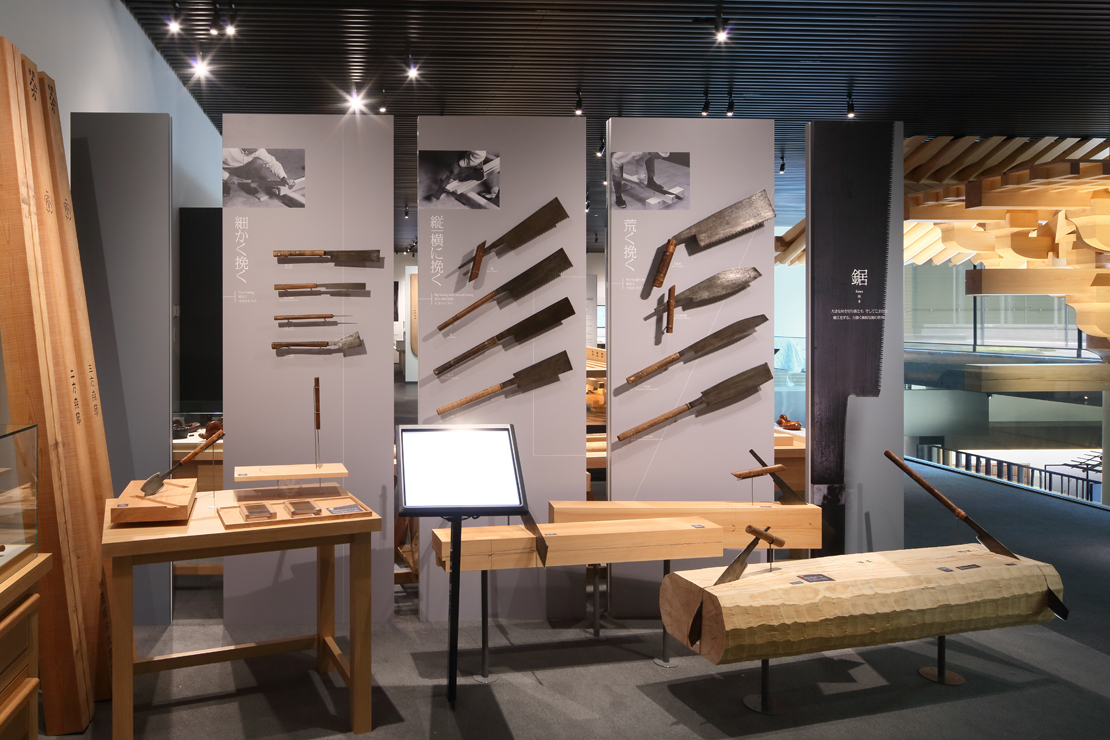竹中大工道具館の地下一階の「道具と手仕事」コーナー
