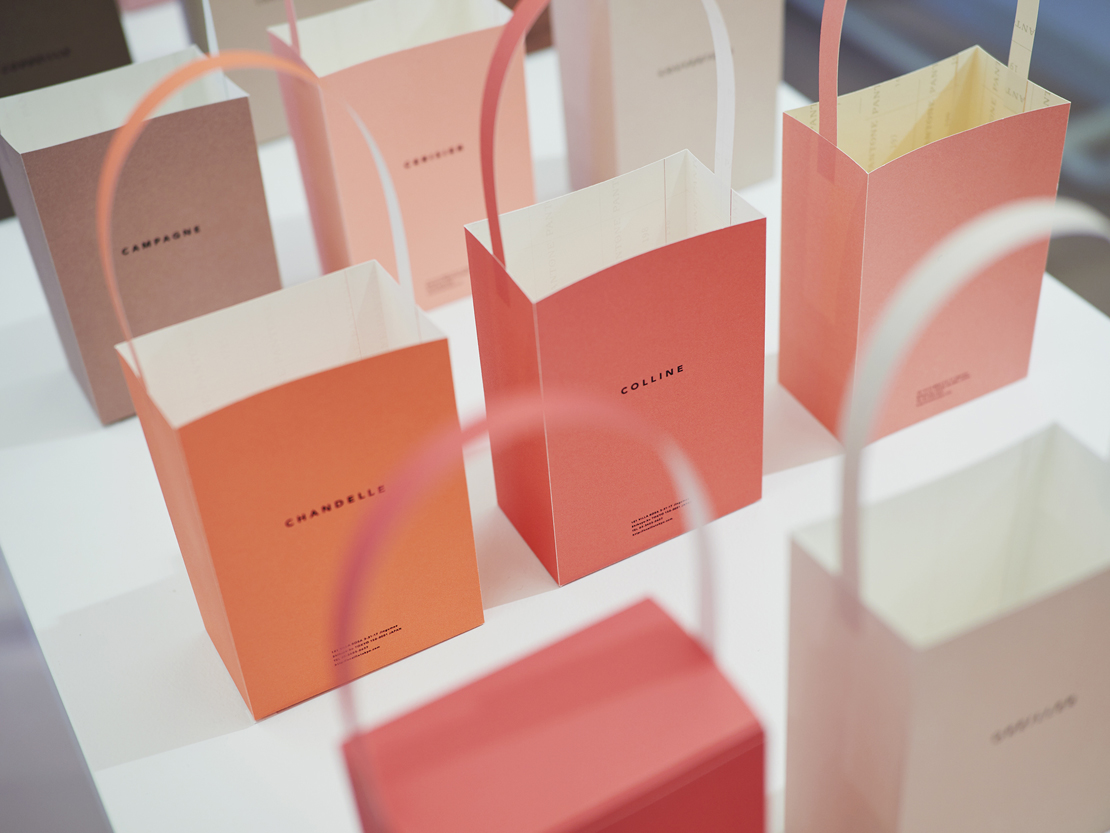 グラフィックデザイナー 井上庸子さんの「紙のバッグ　PAPER BAGS」展