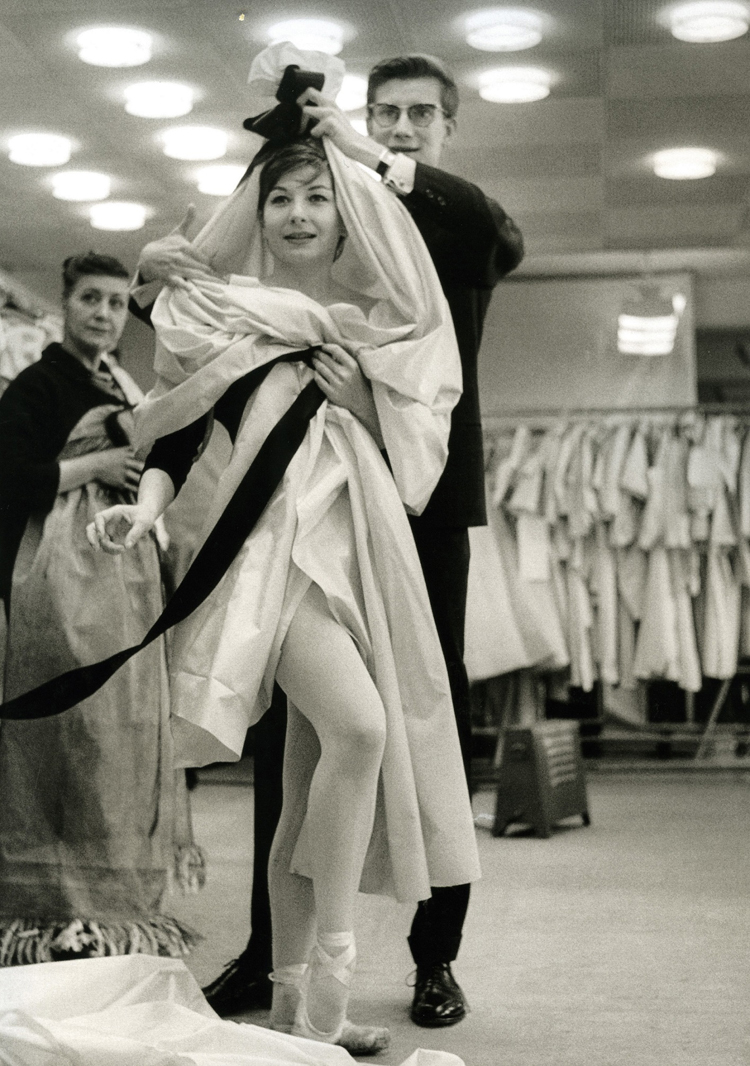 ロベール・ドアノー 《バレエ「カルメン」の衣装合わせ、イヴ・サン=ローランとジジ・ジャンメール》