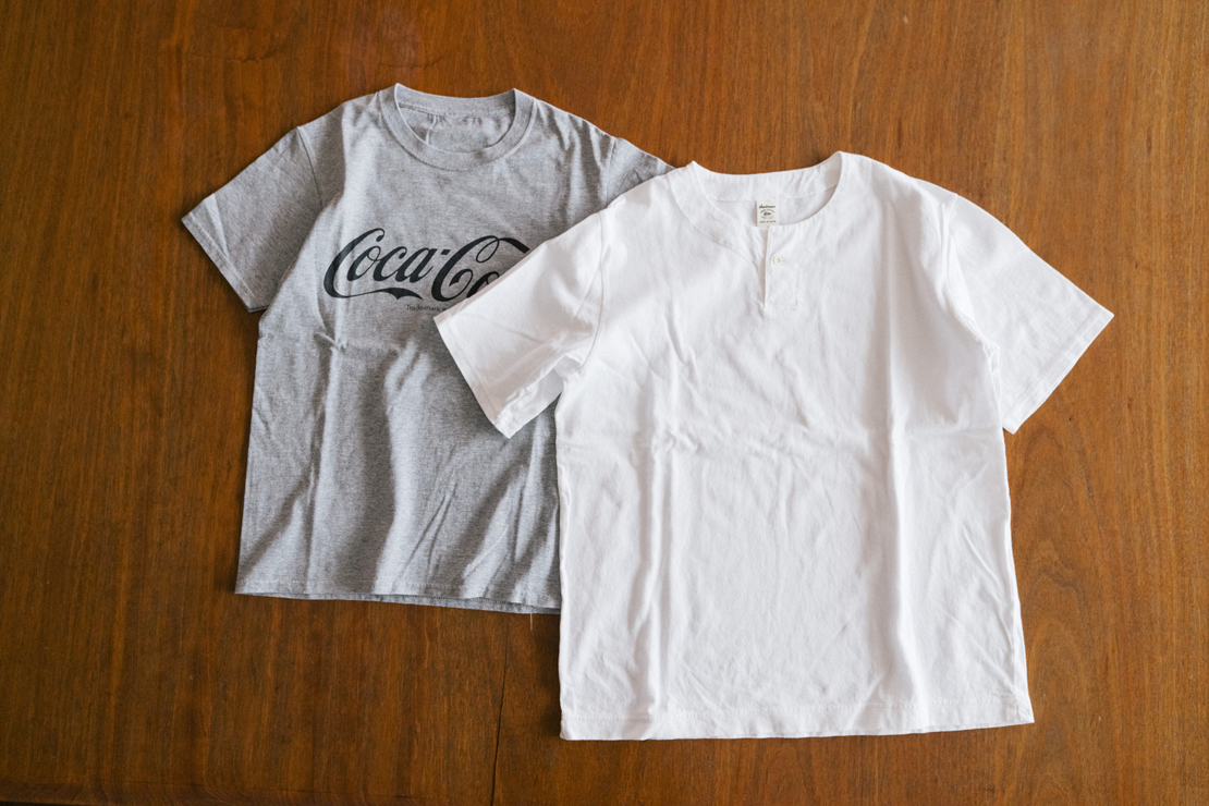 「コカ・コーラ」のロゴがプリントされたTシャツと、メンズサイズの白いTシャツ（堀井和子さん私物）