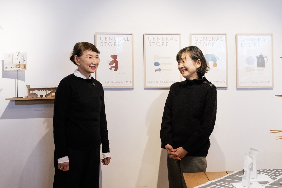 「一丁目ほりい事務所」の展覧会での堀井和子さんと若山嘉代子さん