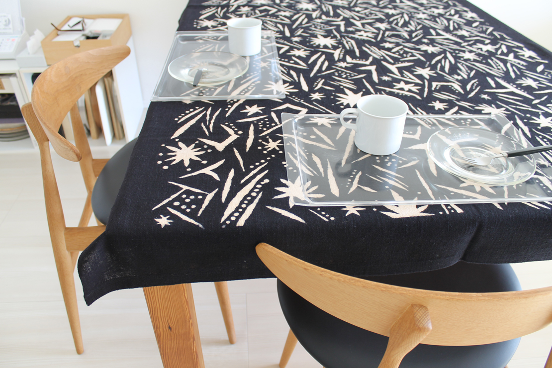 柚木沙弥郎さんの型染のテーブルクロスを使った食卓