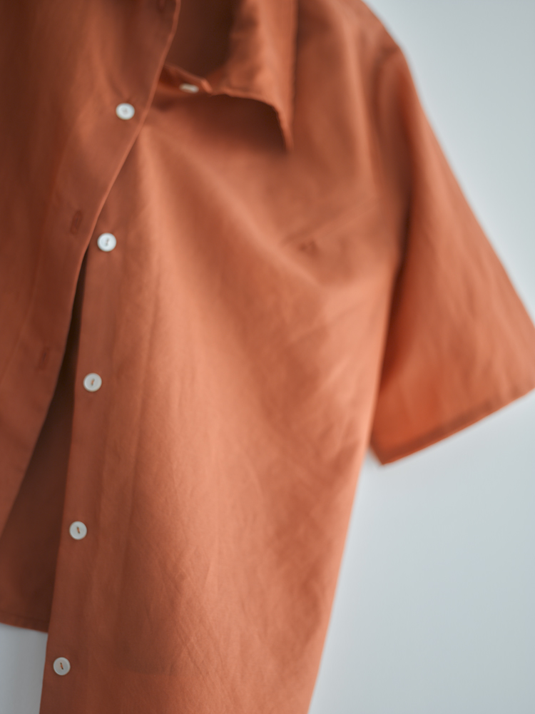杏のコンフィチュールみたいなオレンジ色のコットンシルクシャツ