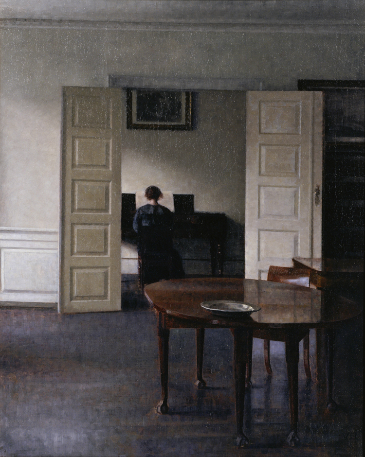 ヴィルヘルム・ハマスホイ　《ピアノを弾く妻イーダのいる室内》